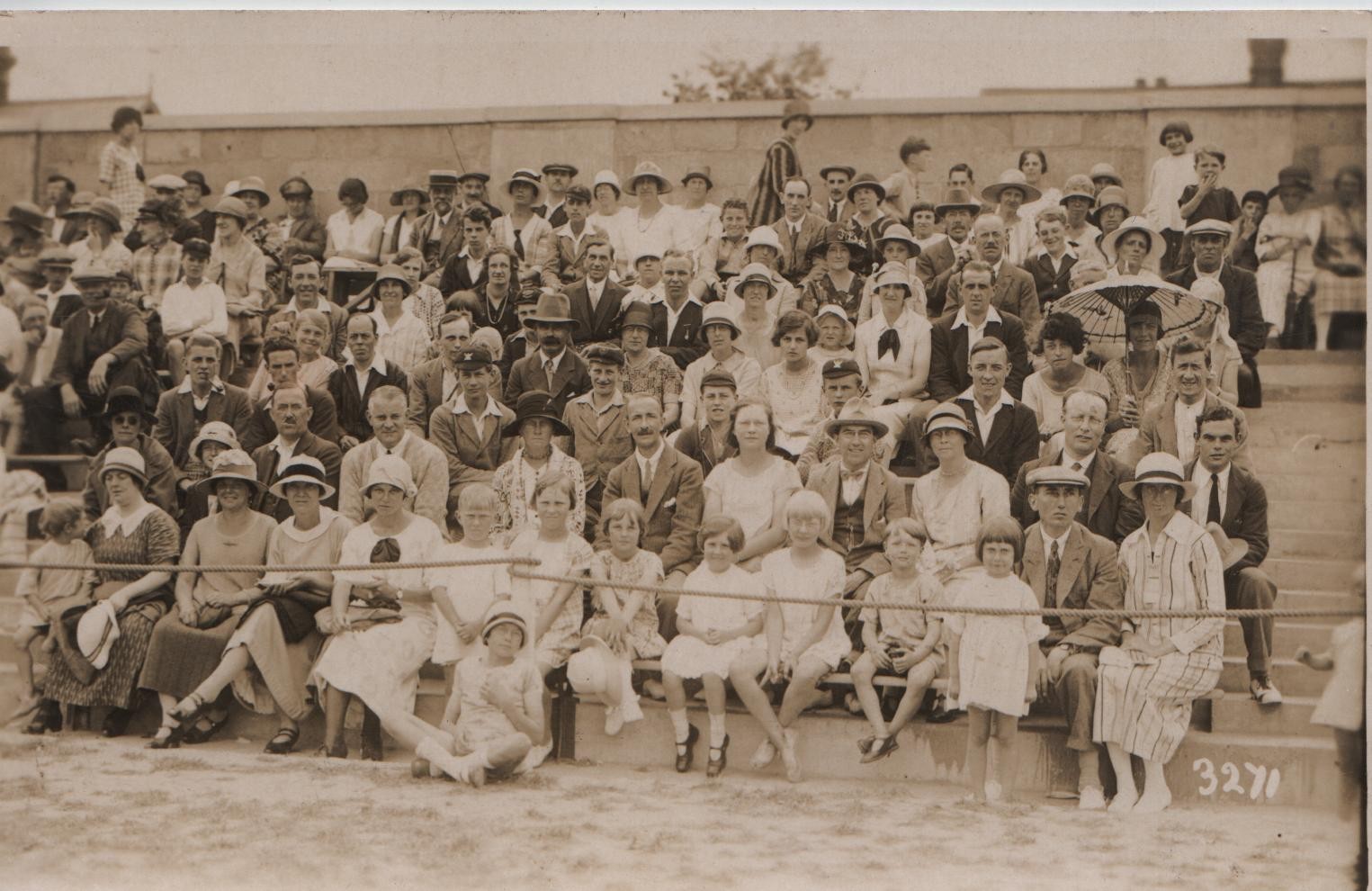 Clacton circa 1925: KML (mid second row large black hat), JGL, Anna; in front, David, Dorothy, Joan