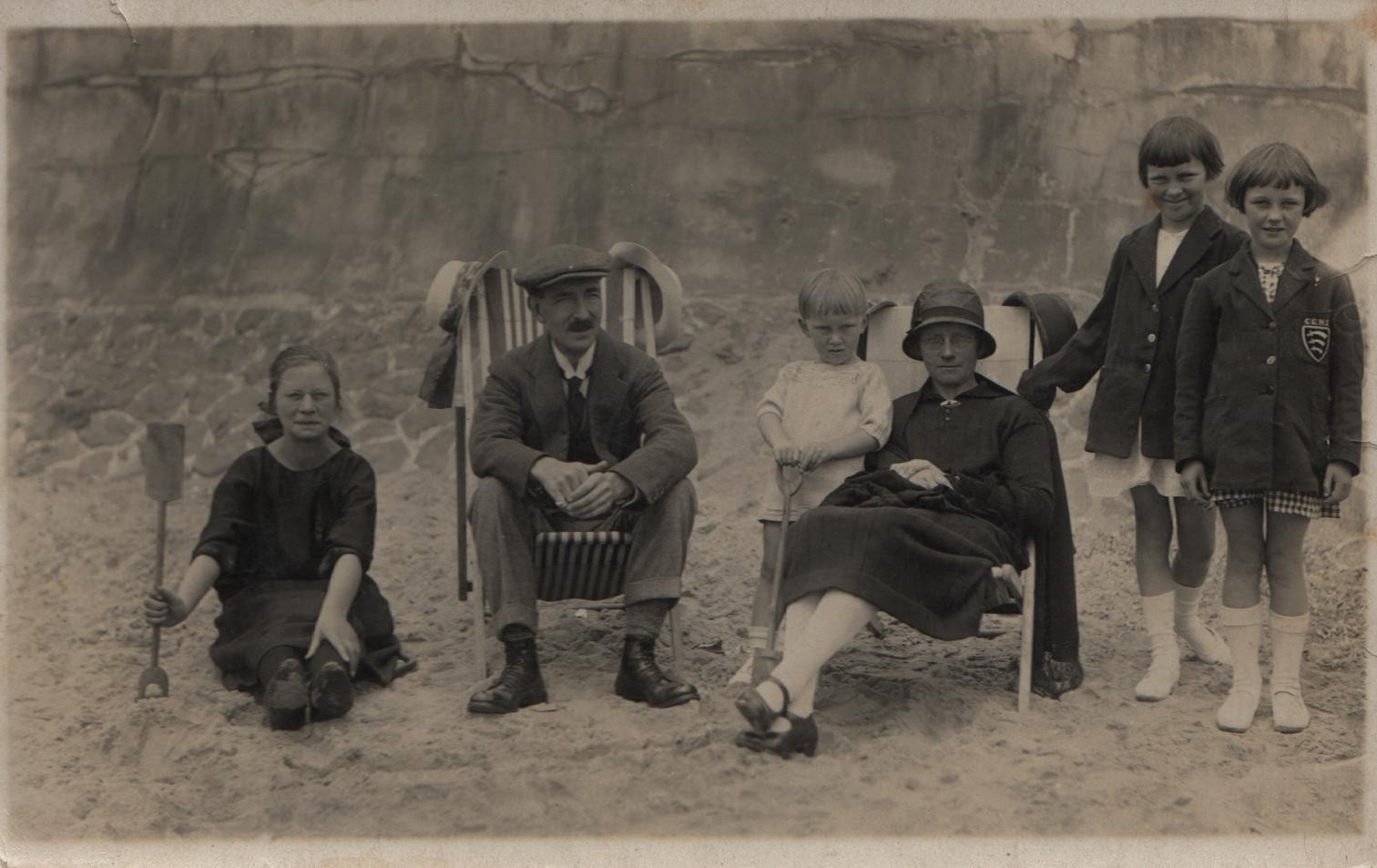 1925 July Clacton: Anna Seehusen, JGL, David, KML, Dorothy and Joan