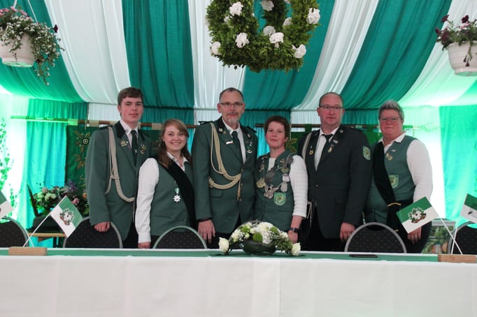von links nach rechts: Nico Weinhold, Isabel Saremba, Peter Kottmann, Kaiserin Yvonne Weinhold, Frank Kolckhorst-Kahle und Bianca Kolckhorst-Kahle