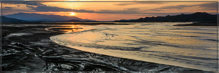 Sunrise behind the Dyngjufjöll from the alluvial plain in front of Dyngjujökull (Askja, Holuhraun, Flæður, Flaedur, Vatnajökull, Jökulsá á Fjöllum, Jökulsá, vaðalda, kistufell, bárðarbunga, bardarbunga, urðarháls, gæsavatnaleið, svartá, trekking, syðri)