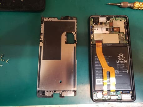 恵比寿でSHARP AQUOS sense充電口修理 - カバーガレージ恵比寿