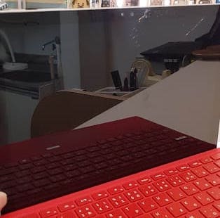 Microsoft Surface Pro4画面ちらつきを画面修理で直している