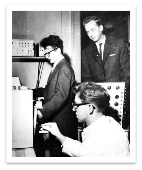 In primo piano Bent Scharøe Petersen, Jørn Jensen sulla sinistra e Richard Petersen a destra. 1958. Fonte: Datamuseum.dk 