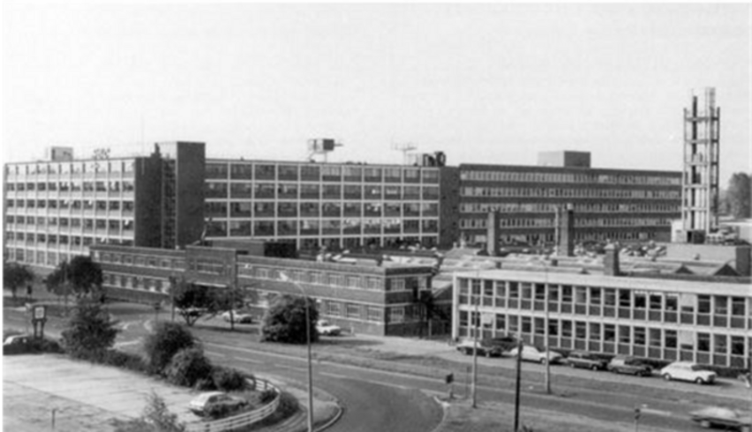 Foto fine anni '50 di parte degli stabilimenti della ELLIOTT Automation a Borehamwood, una cittadina inglese dell'Hertfordshire a mezzora di macchina da Londra