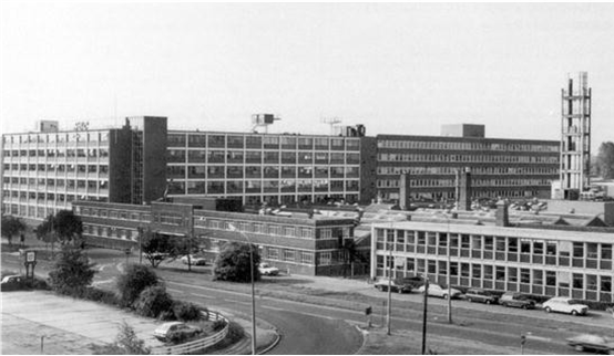 Foto storica, fine anni '50, degli stabilimenti Elliott Automation a Borehamwood, dove lavoravano oltre 3000 persone, una cittadina dell'Hertfordshire a mezz'ora d'auto da Londra.