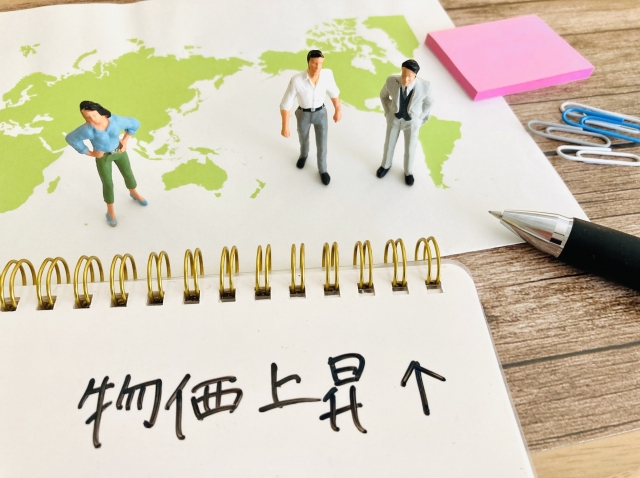 名目賃金は上がってるのに生活は苦しい？ ― 実質賃金マイナスが続く背景とは