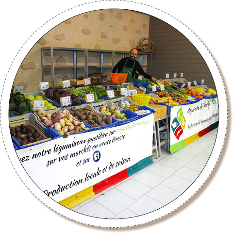 notre bans de marché avec le maraîcher qui vous accueille tous les vendredis