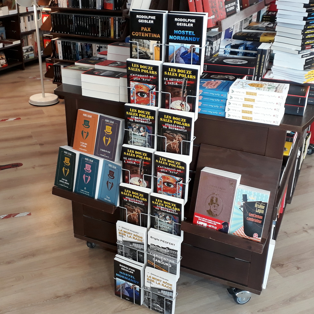 Présentoir à Ouistreham - Librairie des Vagues et des mots