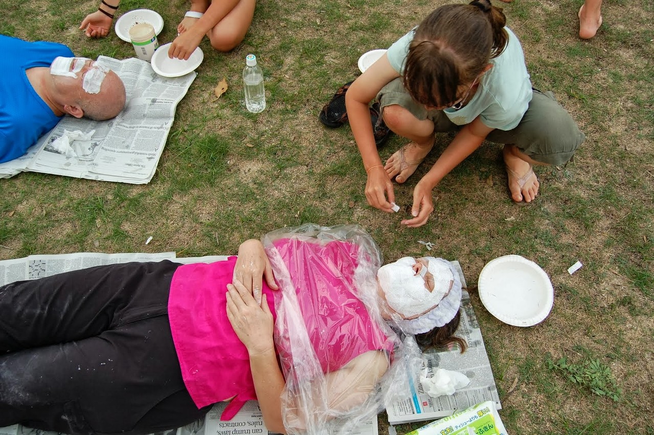 Beim Gipsmasken legen