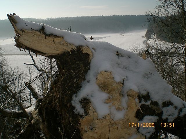 Blick ins verschneite Lonetal vom Bockstein