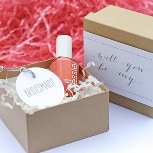 Bild: Geschenkideen für Trauzeugin und Brautjungfern, gefunden auf Partystories.de, Nagellack in der Box DIY von FloridianSocial