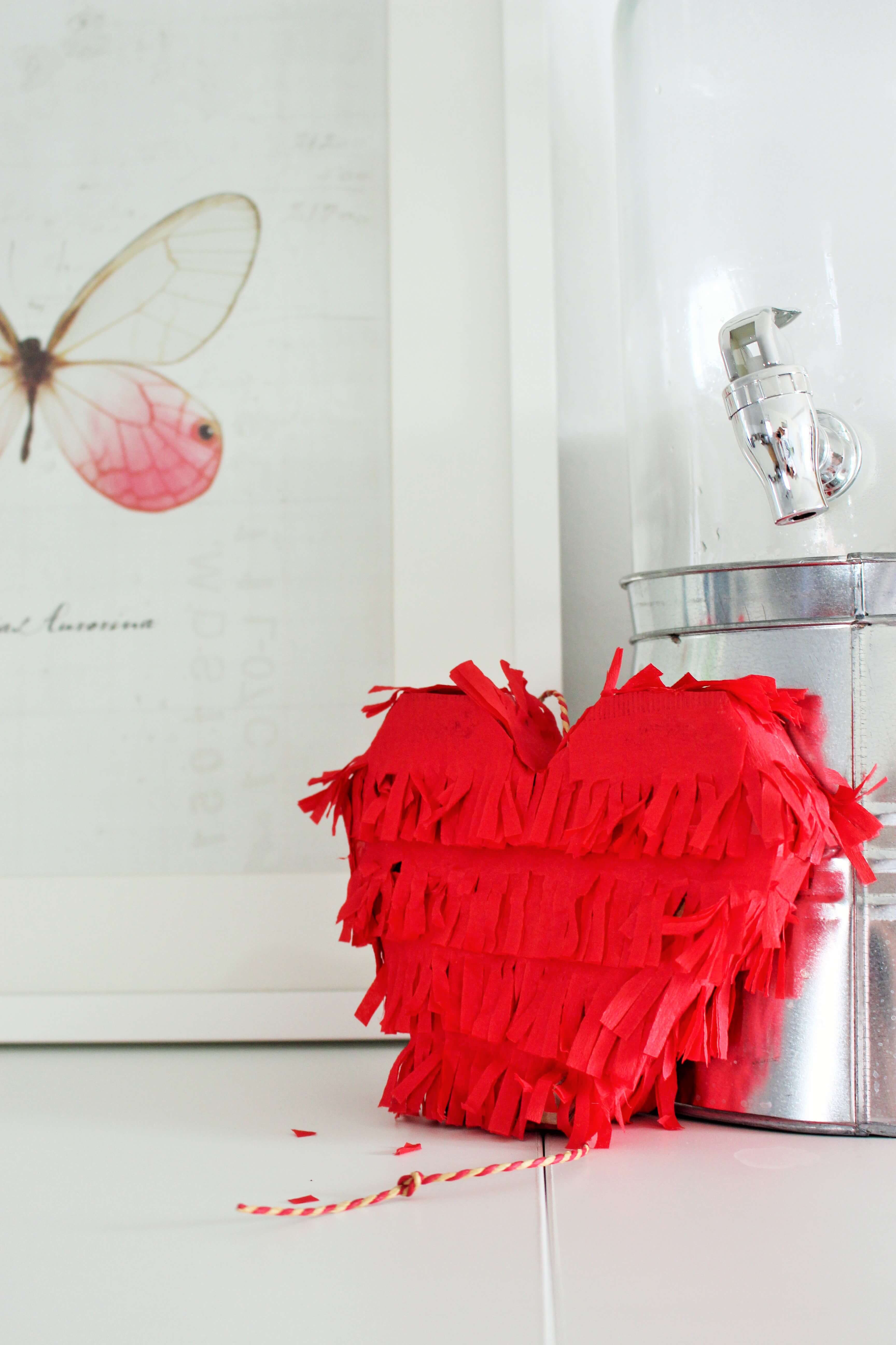 Bild: Pinata selber machen, Anleitung DIY Herz Pinata, gefunden auf Partystories.de