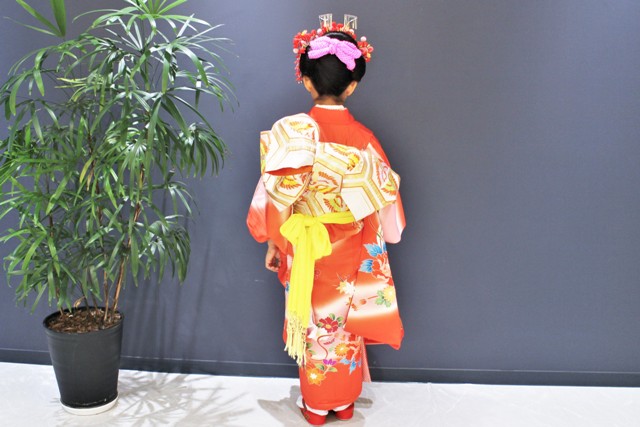七五三のお祝いです　晴れ着の着付けとヘアセットしました　キュライヘアならワンストップ　おめでとうございます