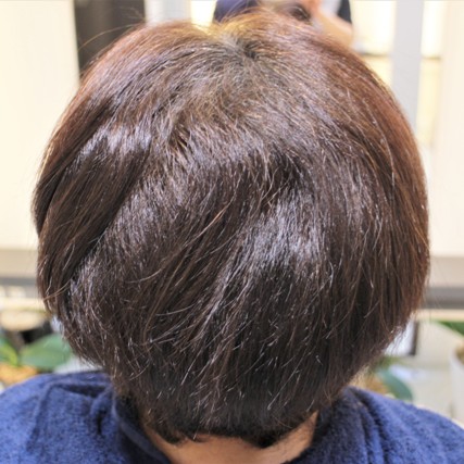 捻転毛と波状毛が強いくせ毛です。
