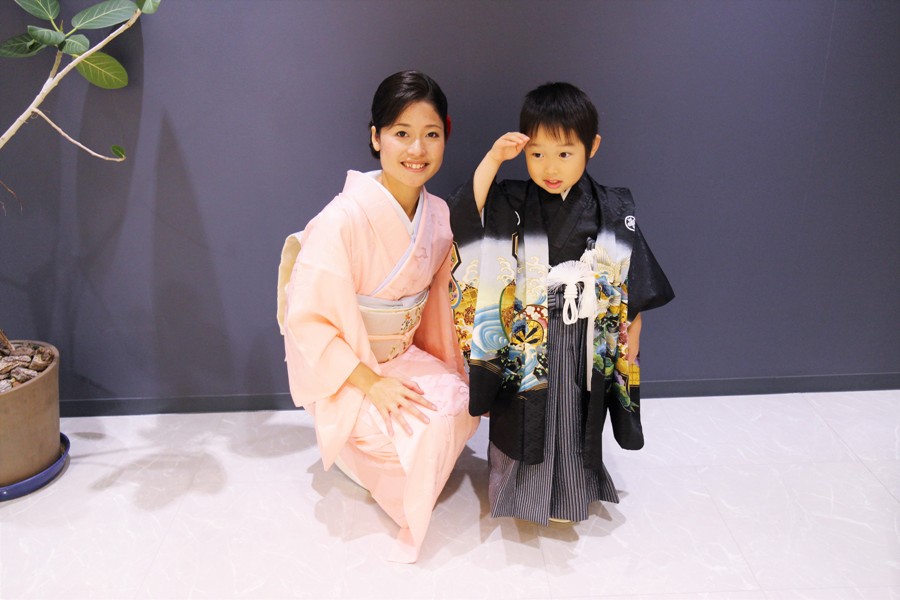 5歳の男の子。七五三で羽織、袴の正装です。ママも一緒に色無地をお召しになりました。七五三詣では綱島諏訪神社かな。それとも横浜かな