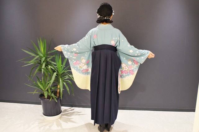 卒業式で袴の着付けをお手伝い。
