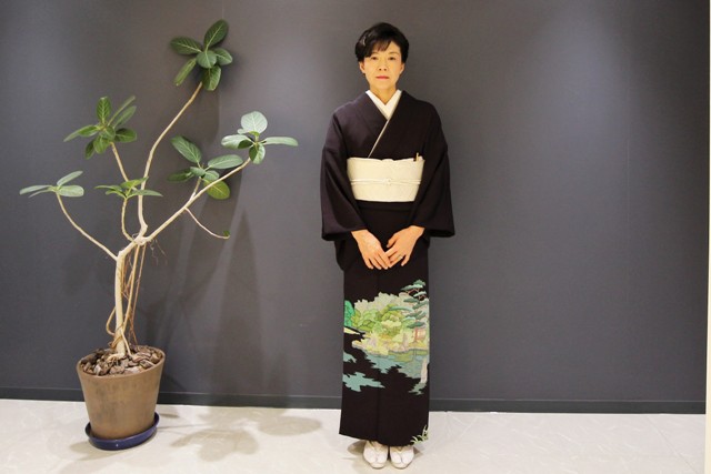 部下の結婚式にご出席です。スピーチもされるそうで、気合いを入れてろうけつ染めの色留袖を着付けられました