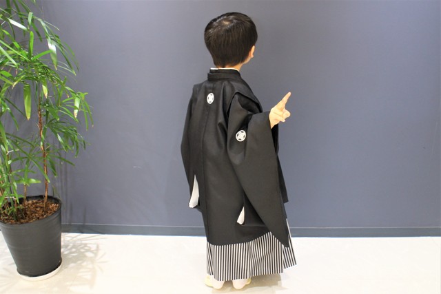 羽織袴なら、後ろを向いてもピースを忘れません。