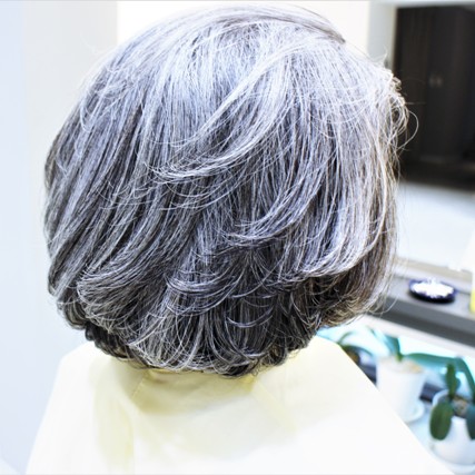 グレイヘアを肩上まで切って、パーマしました。ありがとうございました。