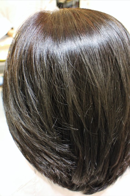 縮毛矯正と一緒にデジタルパーマとヘアカラーもしました。自然な髪の流れになり若返ります。ありがとうございました