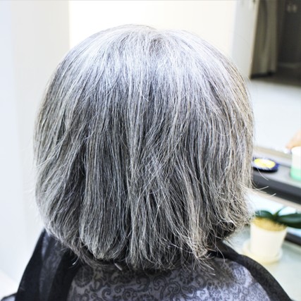 グレイヘアにされたお客様です。