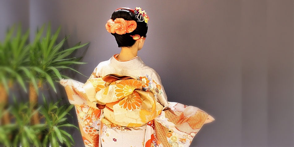 着物は女性を外見から華やかに彩るだけでなく、内面の美しさを引き出す要素をたくさん持っています。着物を着ている女性を見かけると、思わず振り返ってしまう人が多いのも、そういった理由からでしょうか。