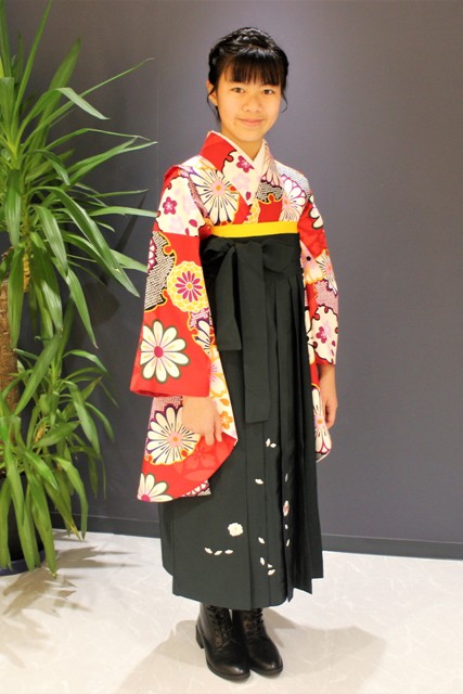 小学校の卒業式で袴の着付けをお手伝いしました。卒業おめでとうございます。