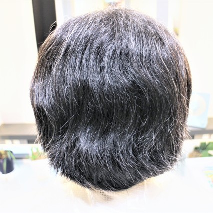 2か月に一度ほど、定期的に来てくれるお客さまです。大きくうねるくせ髪です。