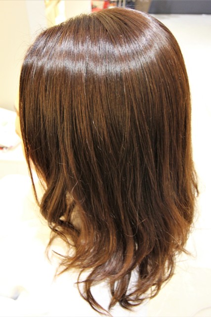 半年ぶりの縮毛矯正と一緒に毛先のカールとヘアカラーをしました。