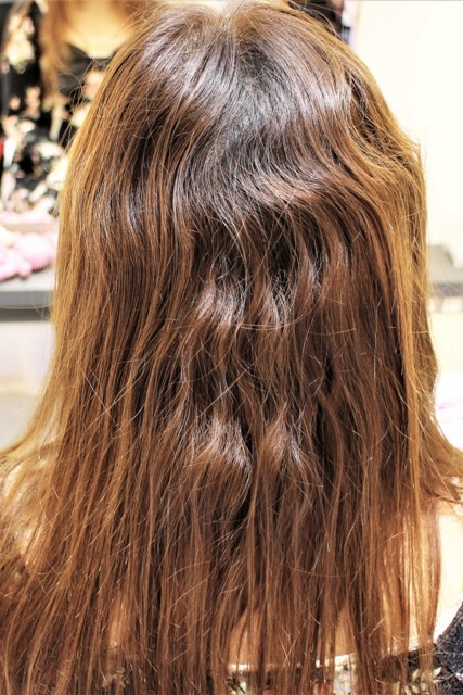 横浜で縮毛矯正 綱島の美容院キュライヘアー　彼女のクセ毛は大きくうねる波状毛