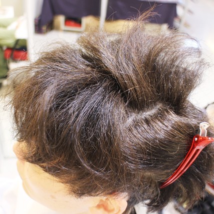 毎朝、爆発していることが容易に想像できるくせ髪です。