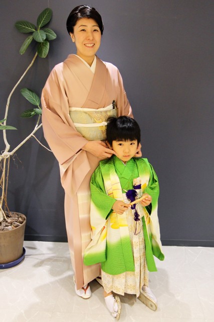 横浜で七五三のお祝いをする５歳の男の子とママ。お子様は羽織・袴、ママは訪問着をお召になりました。おめでとうございます