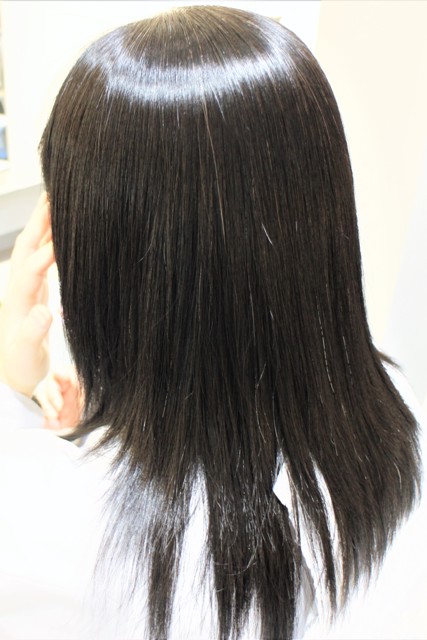 １１か月ぶりの縮毛矯正。大きくうねっていた髪がまっすぐストレートヘアに。艶も違って見えます。ありがとうございました