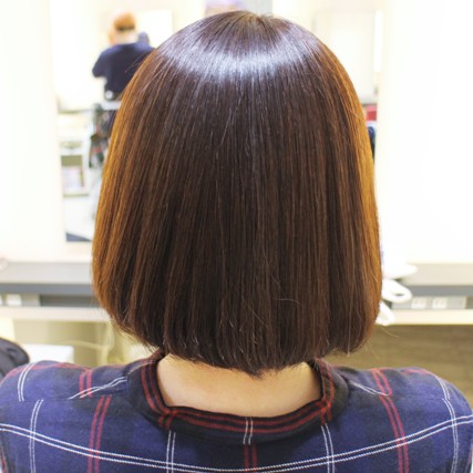 縮毛矯正と一緒に毛先のカールとヘアカラーも。つやつやボブになりました。ありがとうございました。