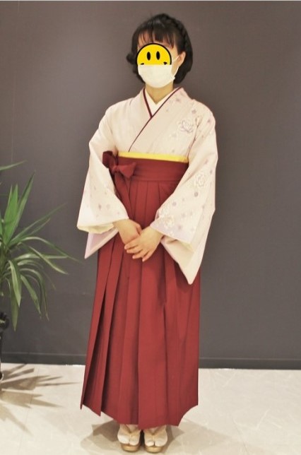幼稚園の卒園式に臨む先生。おめでとうございます。