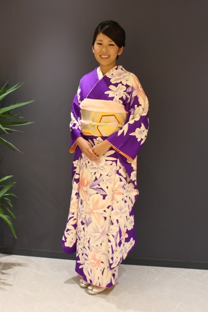 お茶会のため振袖の着付けをお手伝いしました。瀬谷区、旭区、泉区、保土ヶ谷区、西区の方は相鉄線でますます便利に