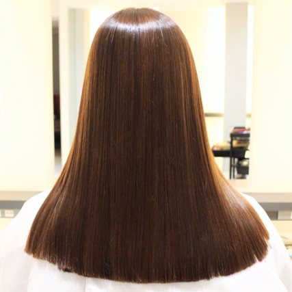 髪の流れからはみ出す毛はなくなりました。エンジェルリングもよりクッキリ。ありがとうございました。