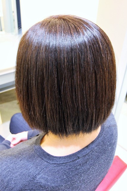 縮毛矯正と一緒にヘアカラーもしました。髪の艶が違いますね