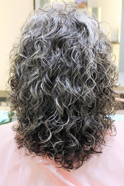 グレイヘアにはパーマが似合いますね。ありがとうございました。