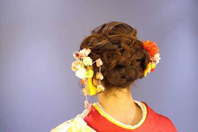 横浜市の成人式にご出席です。振袖の着付けの他にヘアセットもさせていただきました。おめでとうございます。