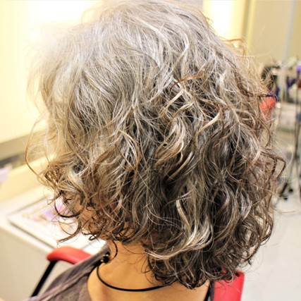 パーマとグレイヘアとポイントカラー　相性がいいですね　川崎市高津区