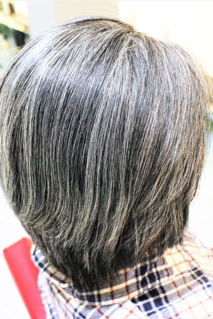 グレイヘアは髪一本一本の流れが判りやすいので、三か月ごとに縮毛矯正します。ありがとうございました
