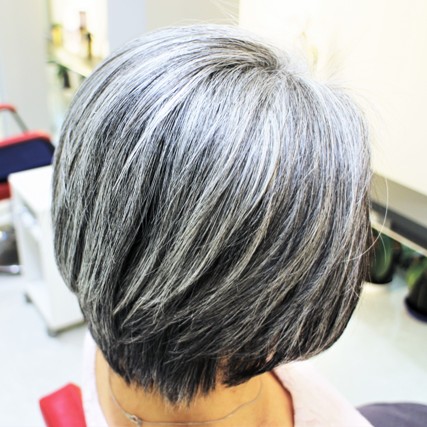 まっすぐな髪の流れになる縮毛矯正は、グレイヘアをより若いものにします。ありがとうございました。