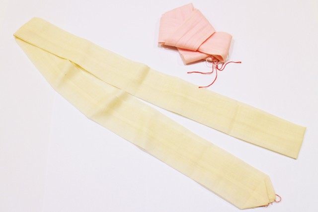 腰紐は着物を着るときに着物や長襦袢がはだけないように胴に巻くひもです。着付けには、普通長じゅばんに一本、着物に二本使います。長さは２．２メートル前後です。   