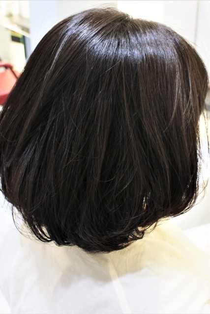 縮毛矯正と一緒にしたヘアカラーは１トーン上げて明るくなってます。春ですね！