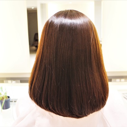 縮毛矯正後の写真です。デジタルパーマとヘアカラーも一緒に