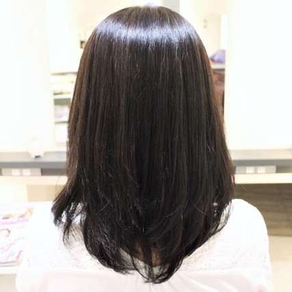 毛先のカールとヘアカラーも一緒です。髪の艶がまとまりクッキリ輝きます。ありがとうございました。