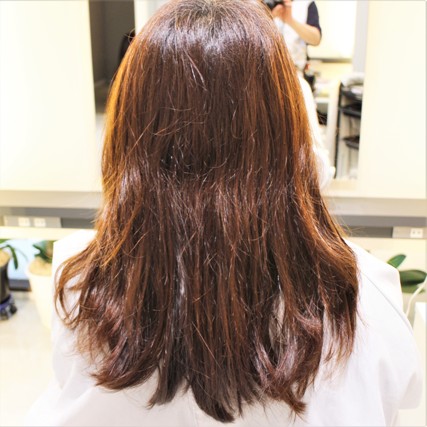 チリチリ飛び出すアホ毛が気になります。