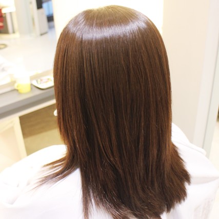 エンジェルリングがきれいです。縮毛矯正とヘアカラーしました。
