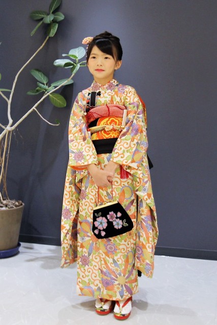 横浜で七五三を迎えた7歳の女の子です。今日はお参りの後、お食事にいかれるそうです。おめでとうございます